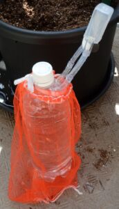 大きなペットボトルによるSIMERUS水やりテープ（タレ瓶活用型）による給水器　完成図